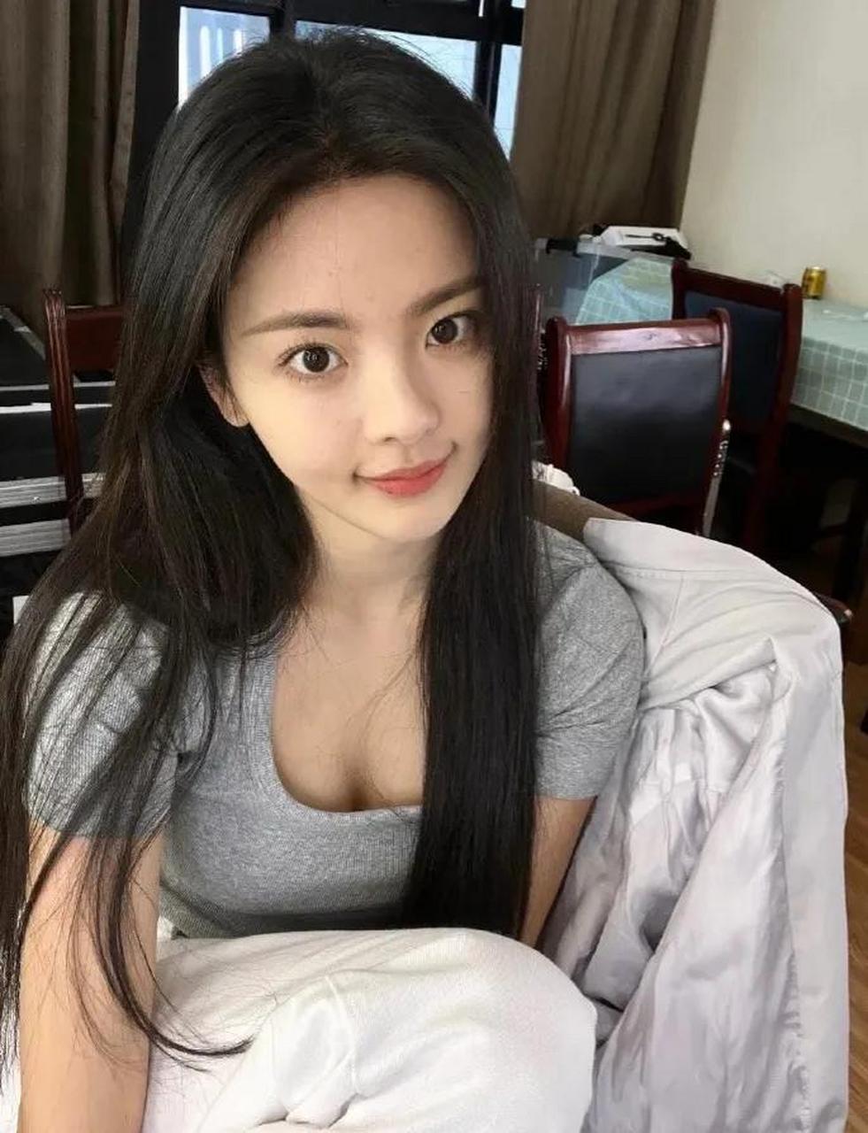 杨超越居家素颜自拍照,这颜值过于真实了啊,确实是挺好看的!