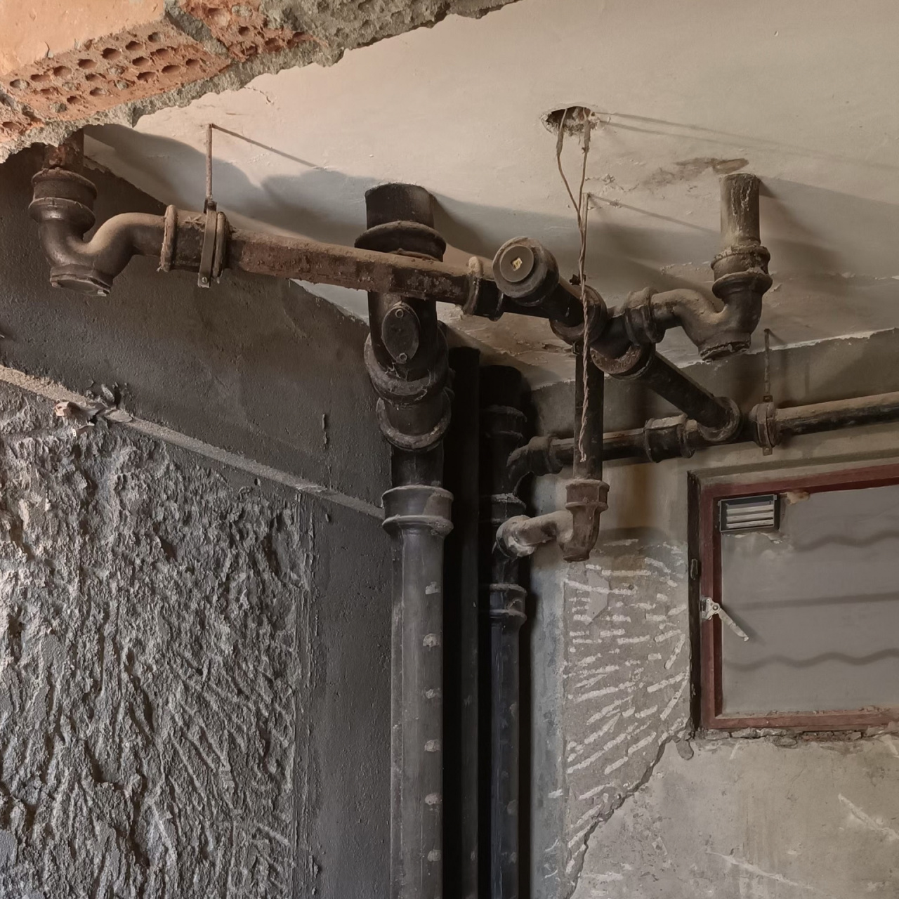 老房子铸铁管漏水怎么维修 老房子铸铁管道漏水怎么办 老房子铸铁管道