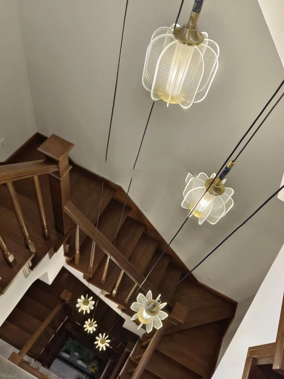 新中式实木楼梯 92江山樾 梯步,栏杆材料欧洲红榉木,木质坚硬,纹理