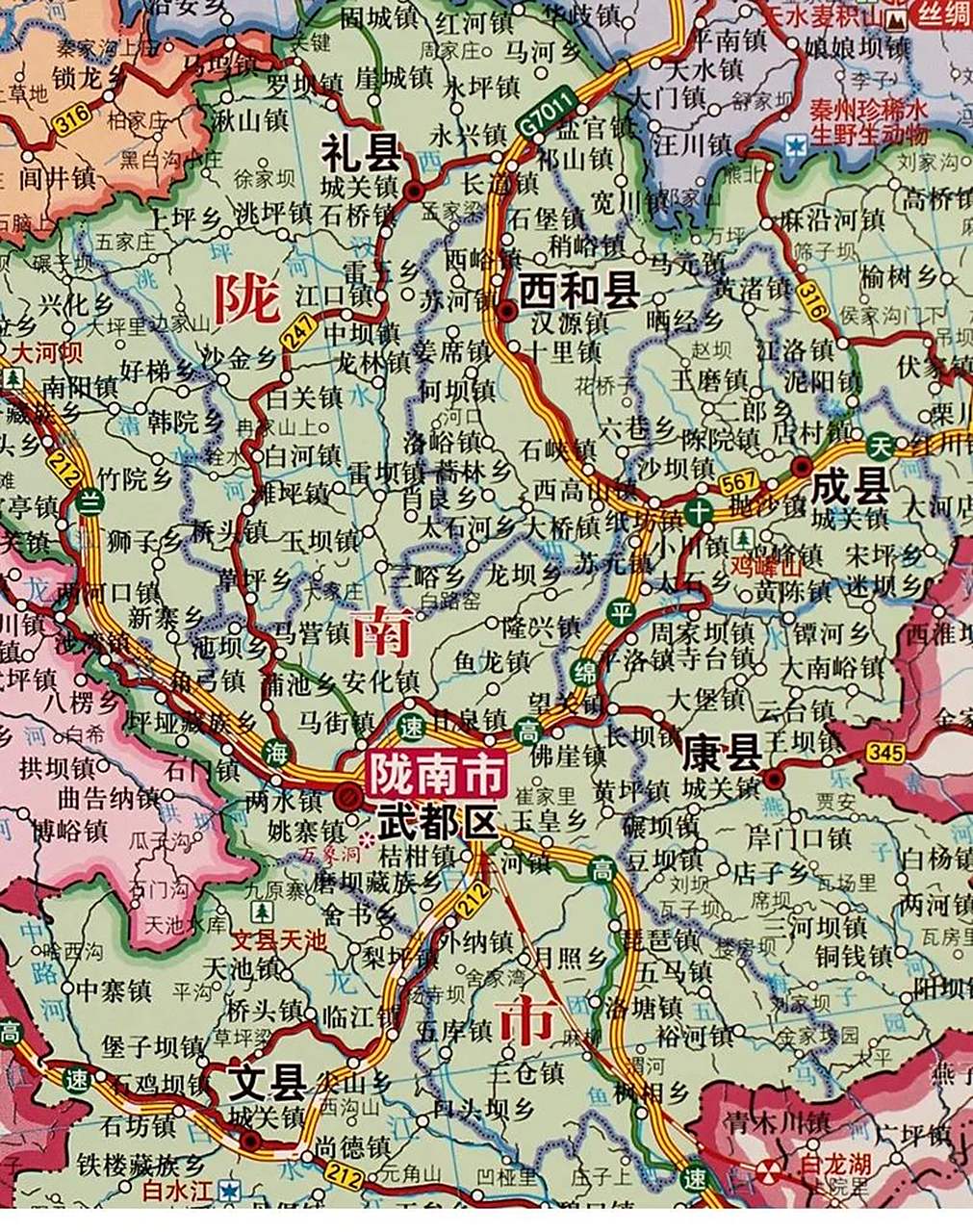 陇南市在甘肃省最南端,这里地处山区,气候温暖多雨,更像是一个南方