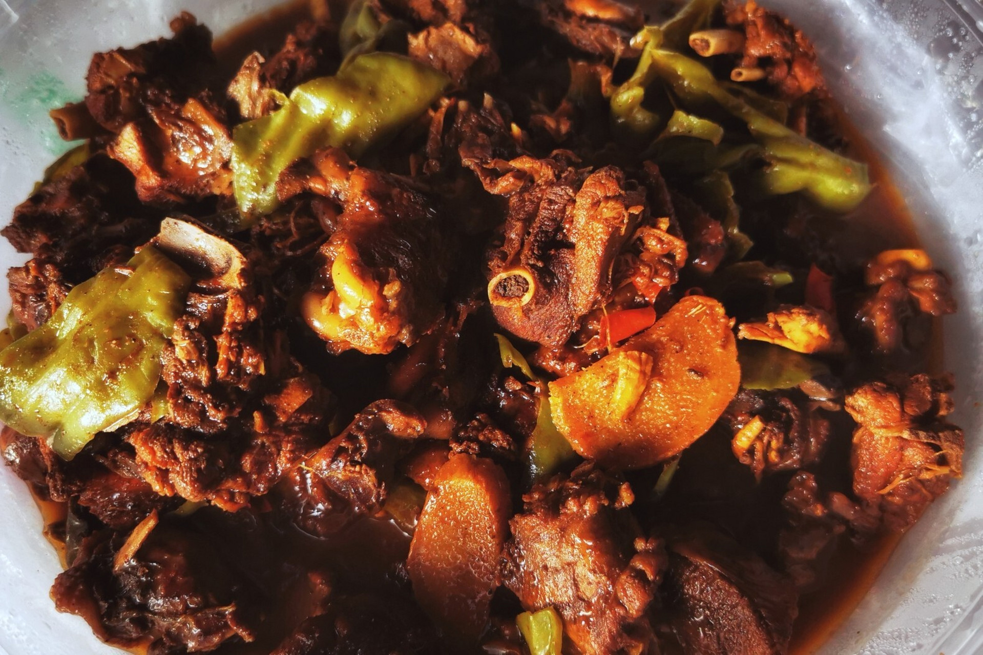 美食探店:蒙阴特色美食光棍鸡 光棍鸡,听名字就特别有意思.