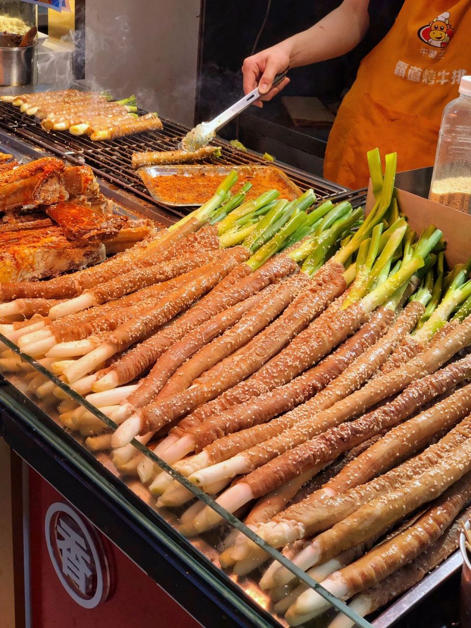 一整根大葱穿在肥肠里面,这吃法真的无敌了.