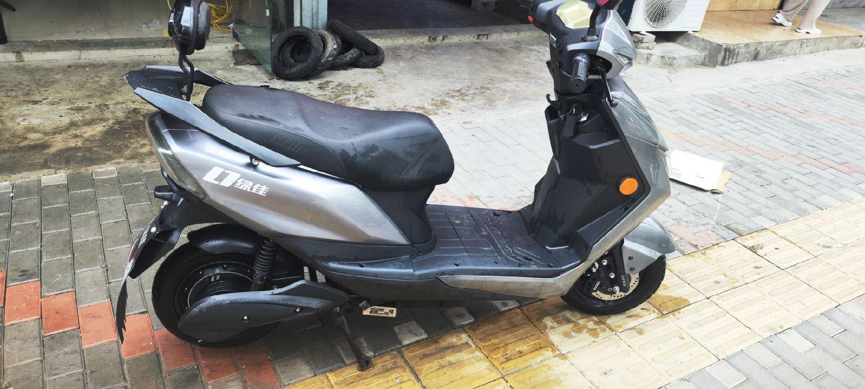 绿佳电动车,72伏6块大电池,电池才换几个月,成色自己看嘎嘎新