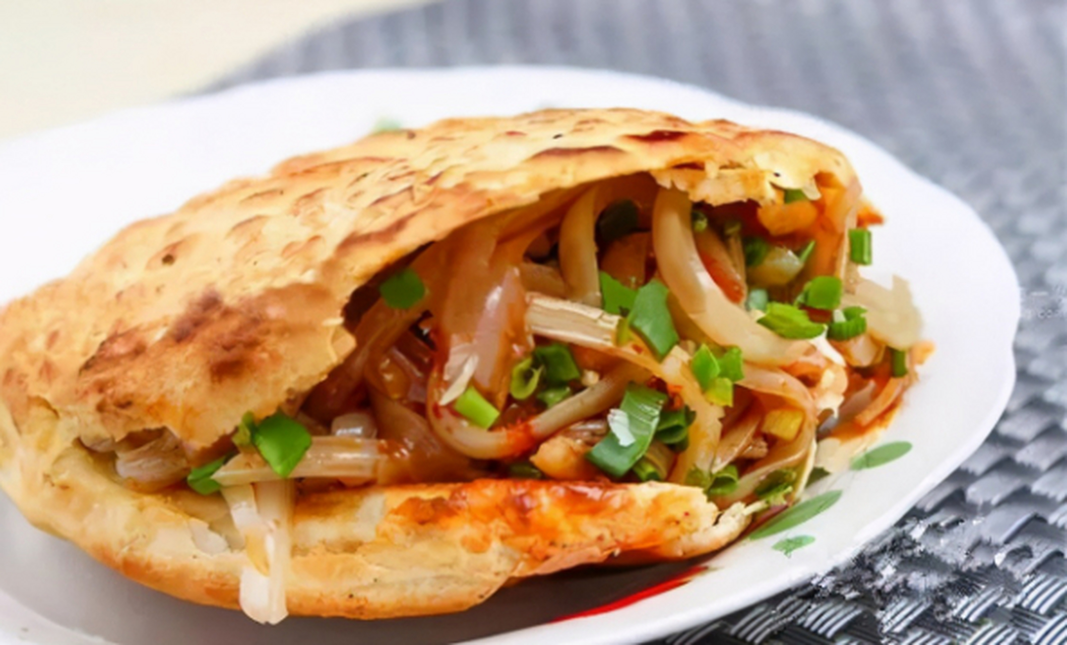 锅盔夹凉粉#美食##美食分享##南充美食#  锅盔夹凉粉是当地十分具