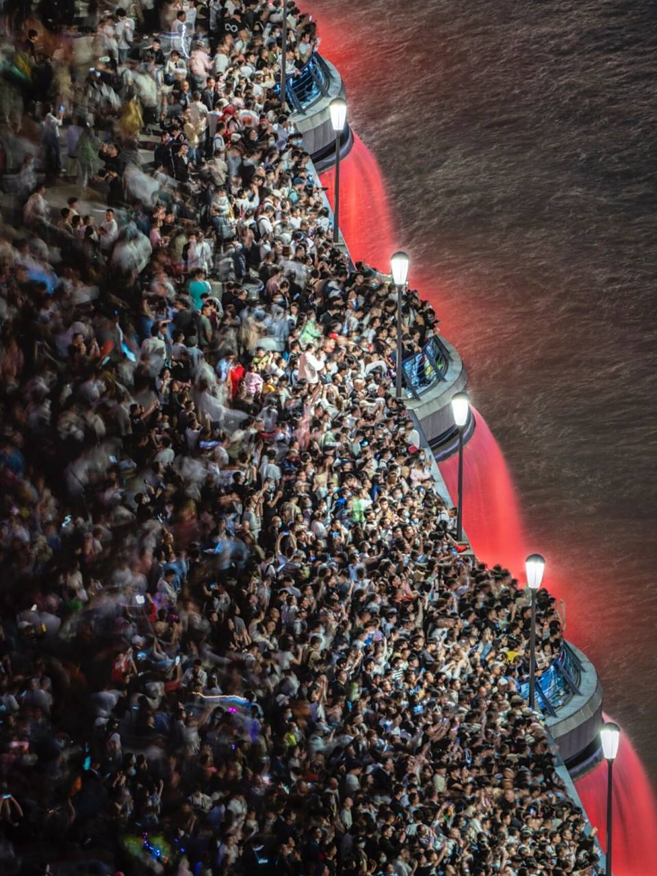 我在楼顶为大家持续图片直播五一当天的上海外滩人流实时情况,欢迎