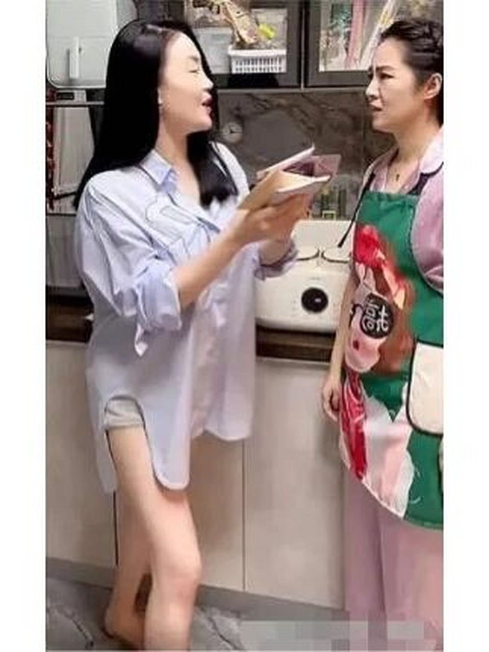 39岁的关婷娜大秀美腿,赵本山的眼光真棒 39岁的关婷娜大秀美腿,不得