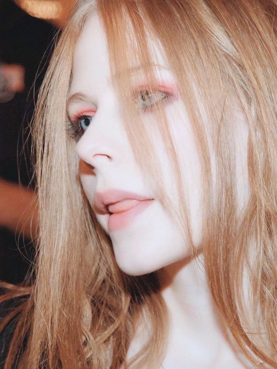 颜值与歌声并存的天使～ 艾薇儿年轻的照片为何不能火一把?