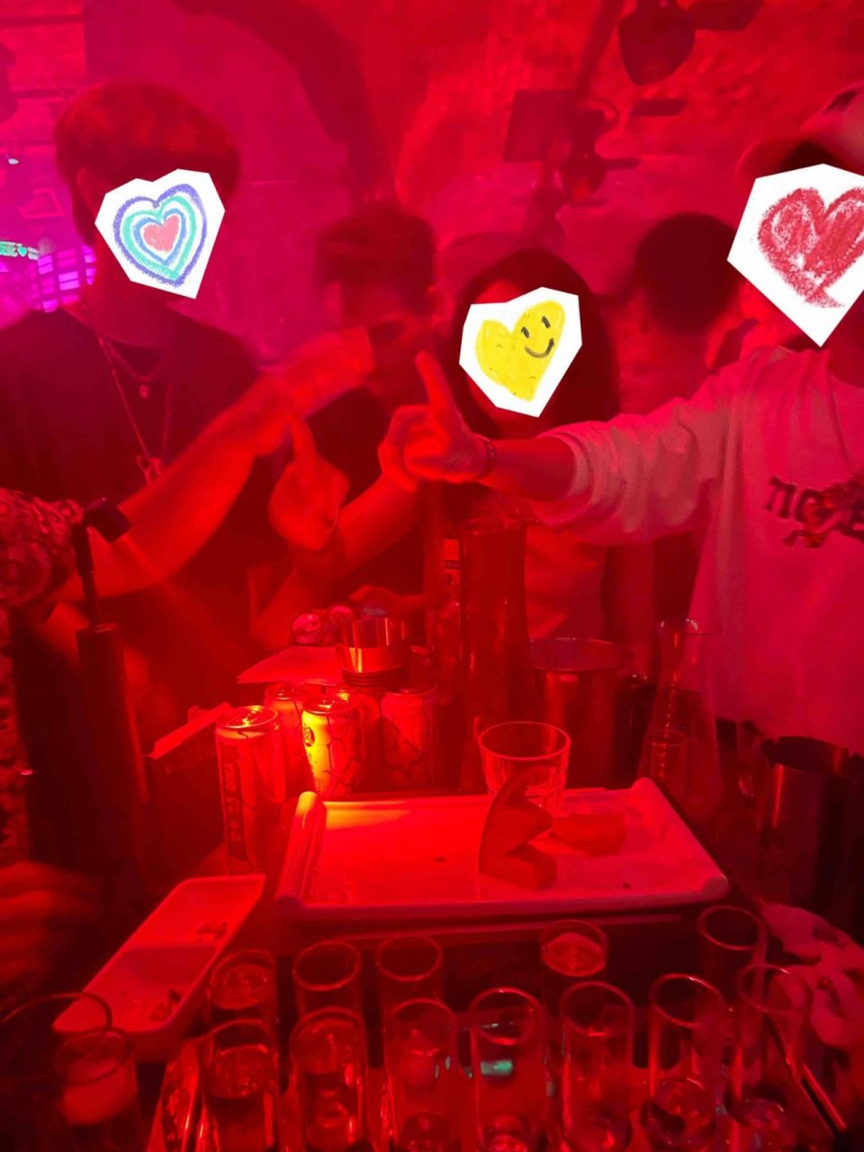 干货|总结酒吧抓手指游戏有哪些可以做的 1,假装给大家拍合影,另一只