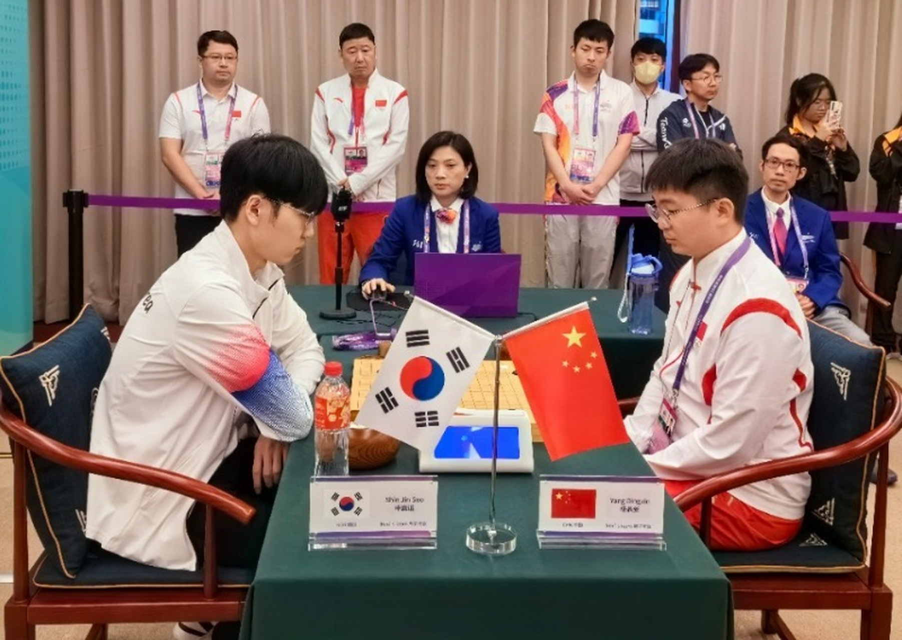 杭州亚运会围棋男团决赛,申真谞战胜杨鼎新,为韩国队拿到1分,目前大