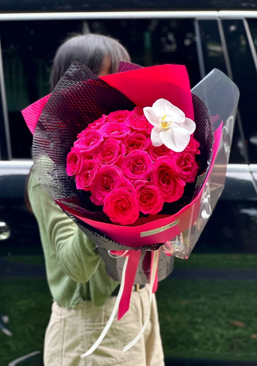 19枝弗洛伊德玫瑰花束 魅惑人心的弗洛伊德玫瑰 是你漫不经心的穿梭于