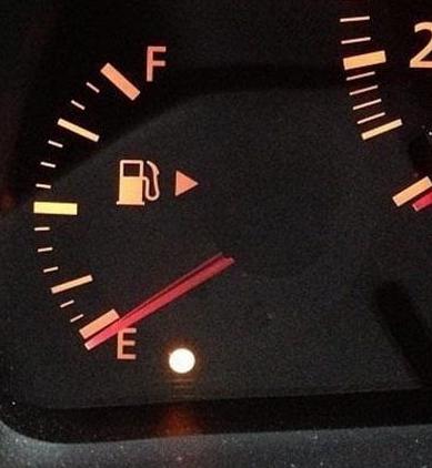 油表通过指针的位置和油表灯的亮起情况来显示油箱内剩余油量.