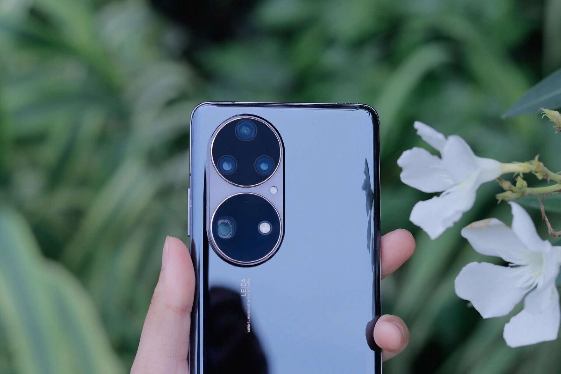 上手体验一下 华为p50pro外观设计这方面真的独树一帜,万象双环设计真