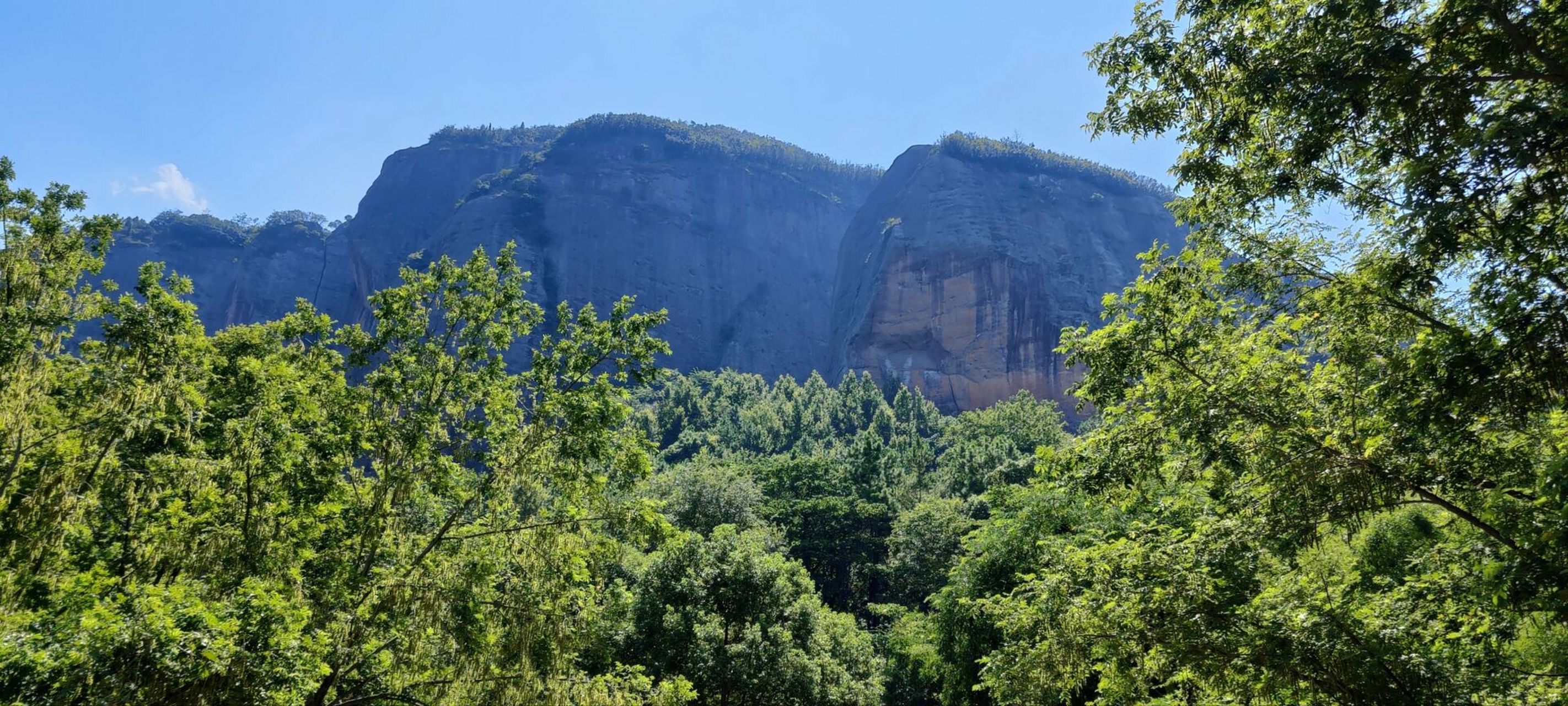 汉仙岩景区距离会昌县60多公里,景区不大,也不难走,一到两小时能逛完