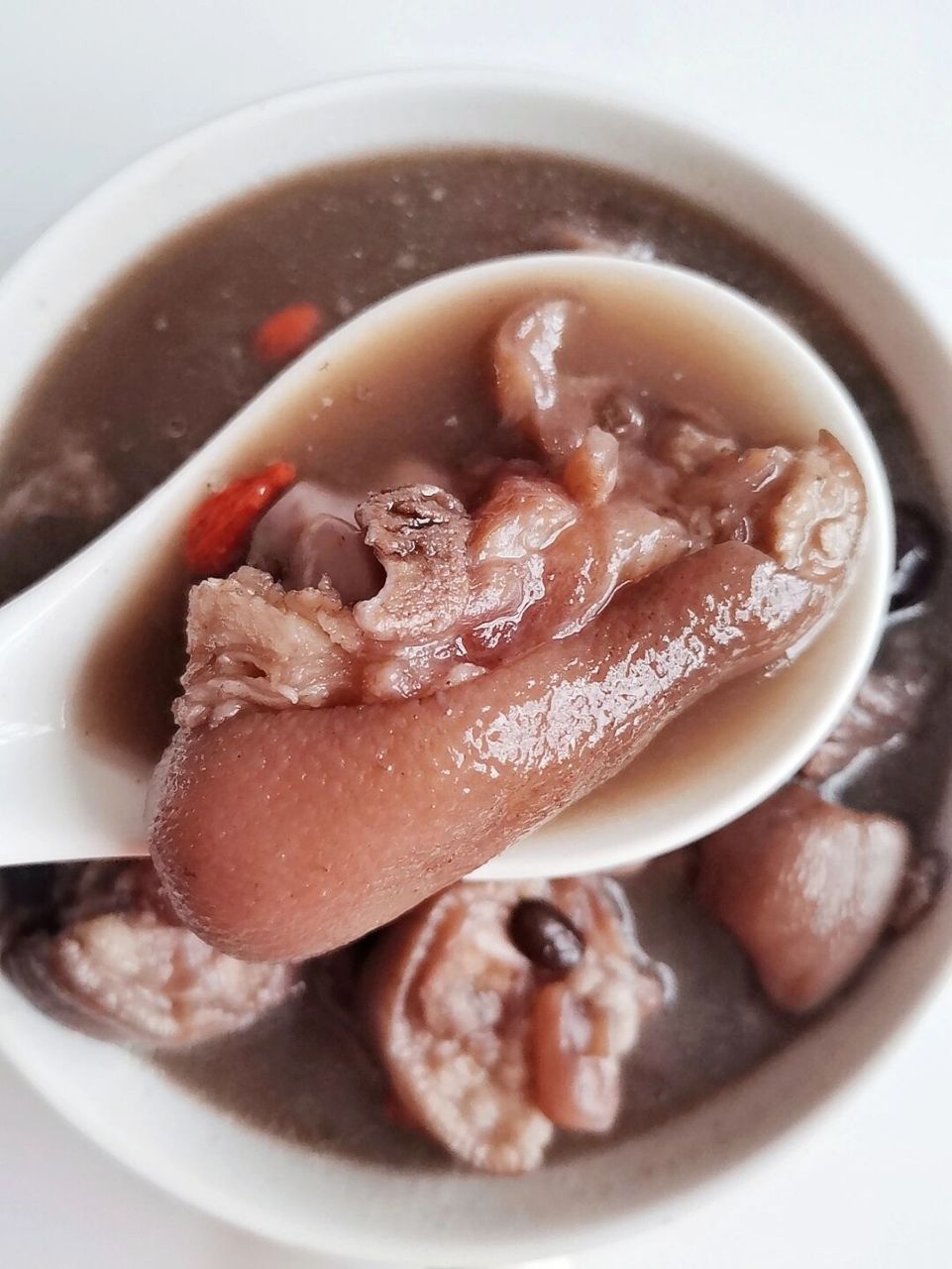 最近天气转凉,皮肤特别干燥,今天周末,在煲了一道黑豆猪脚汤,保养