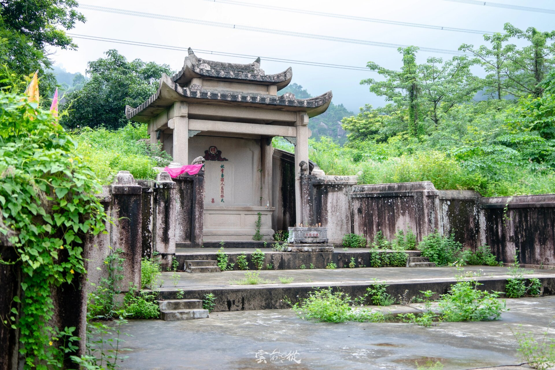 广东省省保」 孙默斋墓位于潮州市潮安区沙溪镇沙一村眠龙山,这座位于
