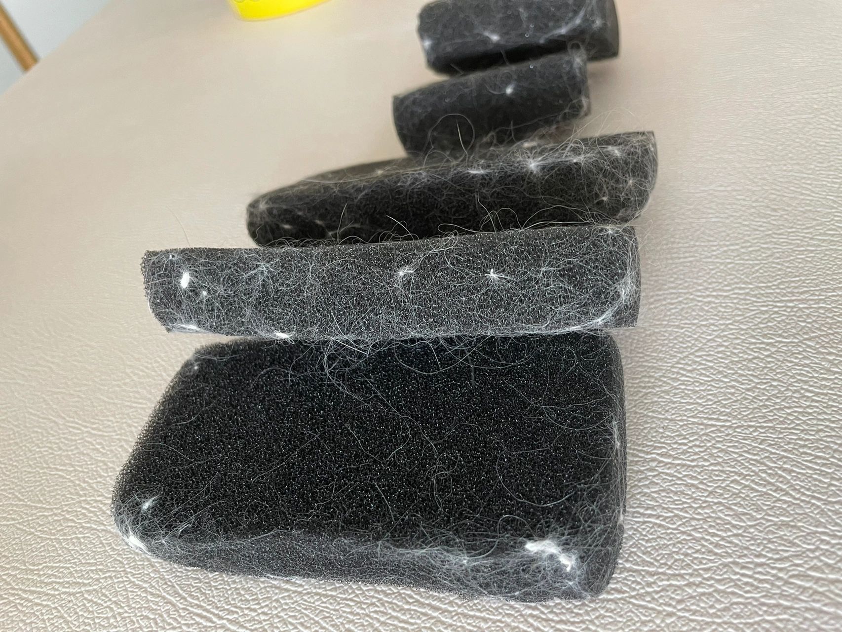 滚筒洗衣机,去猫毛小妙招… 鱼缸过滤棉,剪成大小不同的块状,洗衣服时