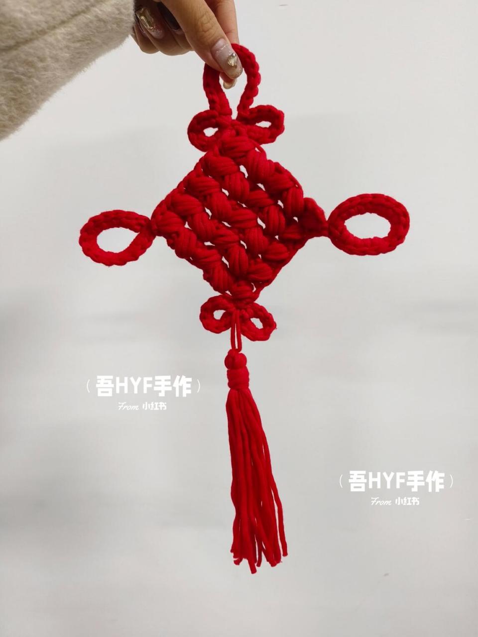 适合新年的中国结 主要使用泡芙针针法 边缘环形加铁丝后缝合在4个角