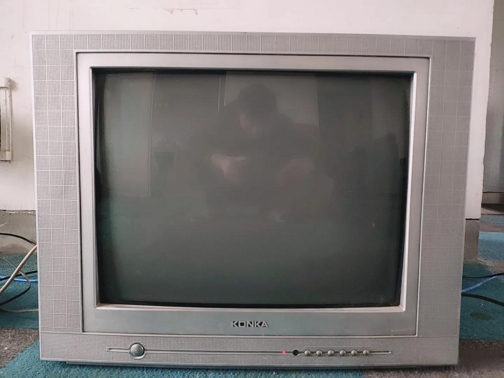 我家第一台电视就是康佳彩色电视机,到现在二十多年还正常看