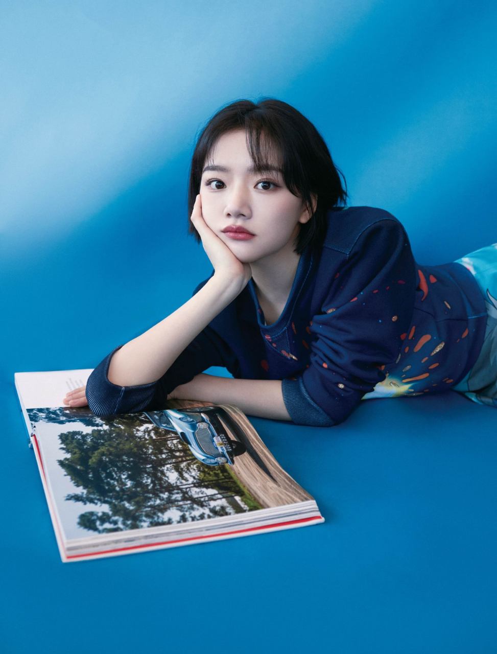 任敏联名短裙套装利落短发壁纸写真