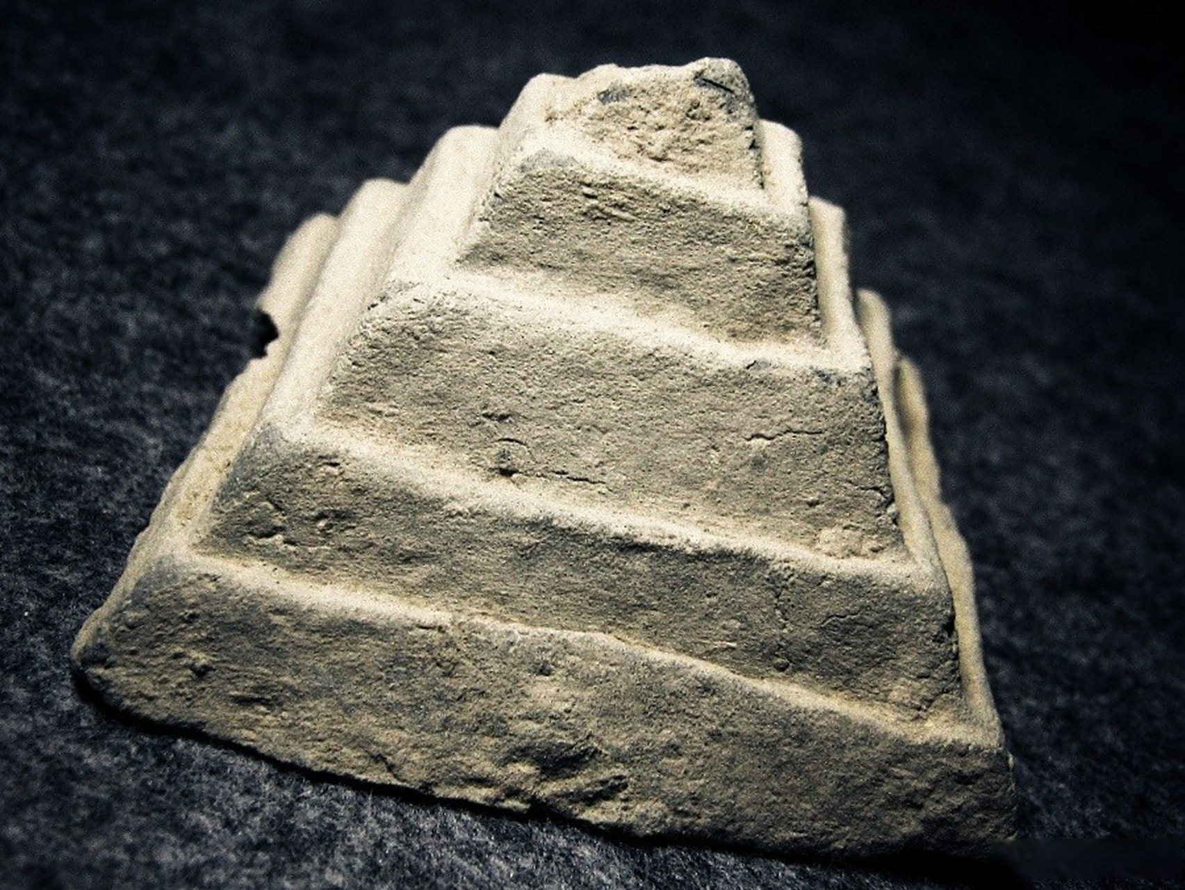 中国古代也有大量土筑金字塔,良渚文化的祭坛就是其中一种.