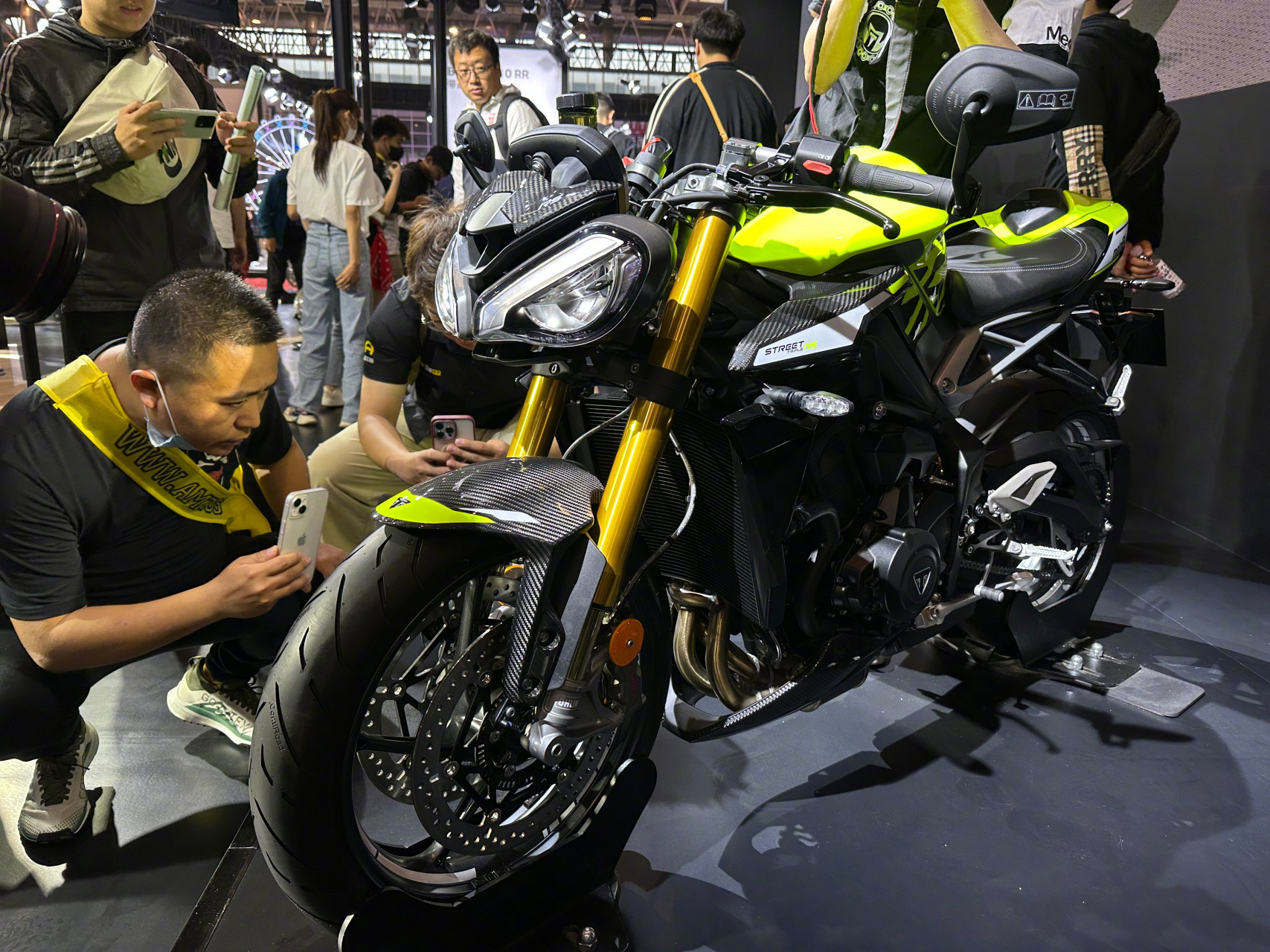 凯旋发布两款搭配全新moto2原厂定制配色的streettriple 765rs车型