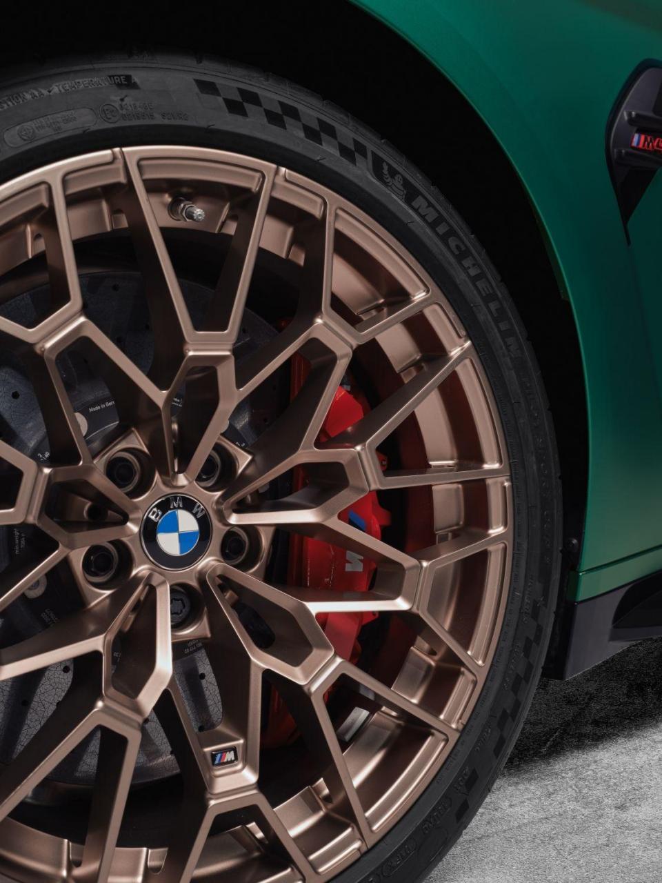 全新宝马m4 cs.纽北赛道官方圈速时间为7 min. 21.989 sec.全程20.