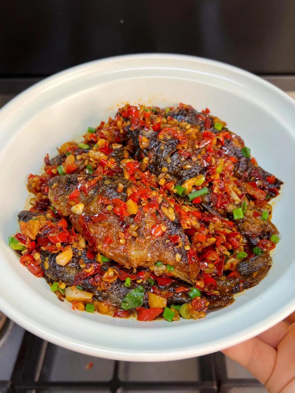 做法: 1,禾花鱼处理好,洗净再放葱姜,料酒,盐