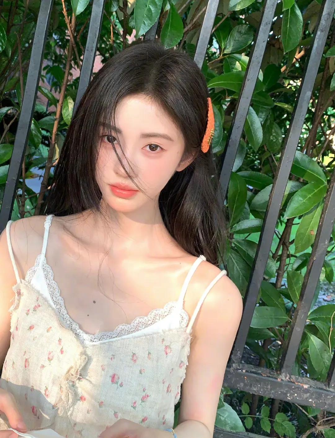 鞠婧祎的时尚穿搭令人眼前一亮