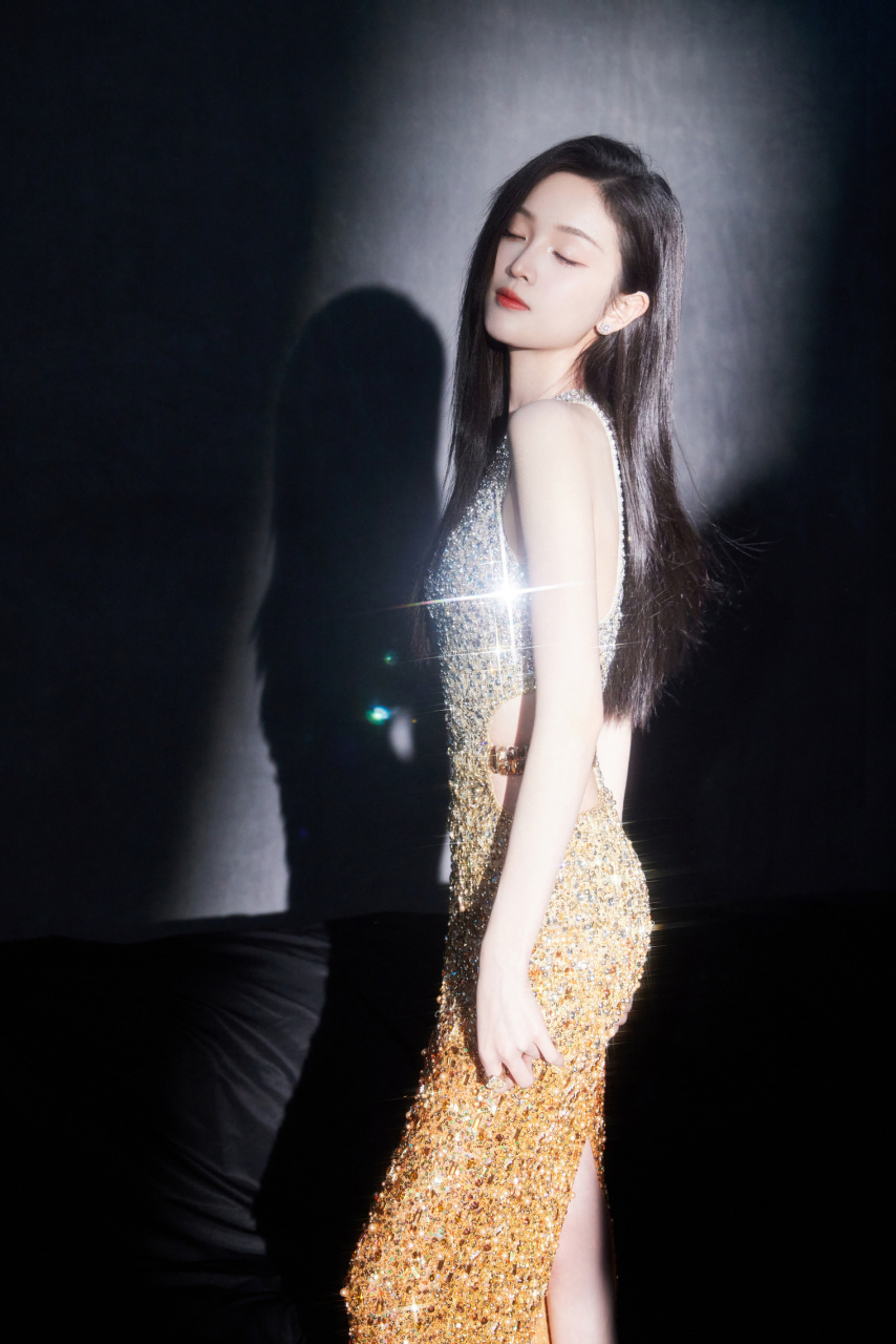 吴宣仪闪钻长裙,长发红唇,婀娜娇美