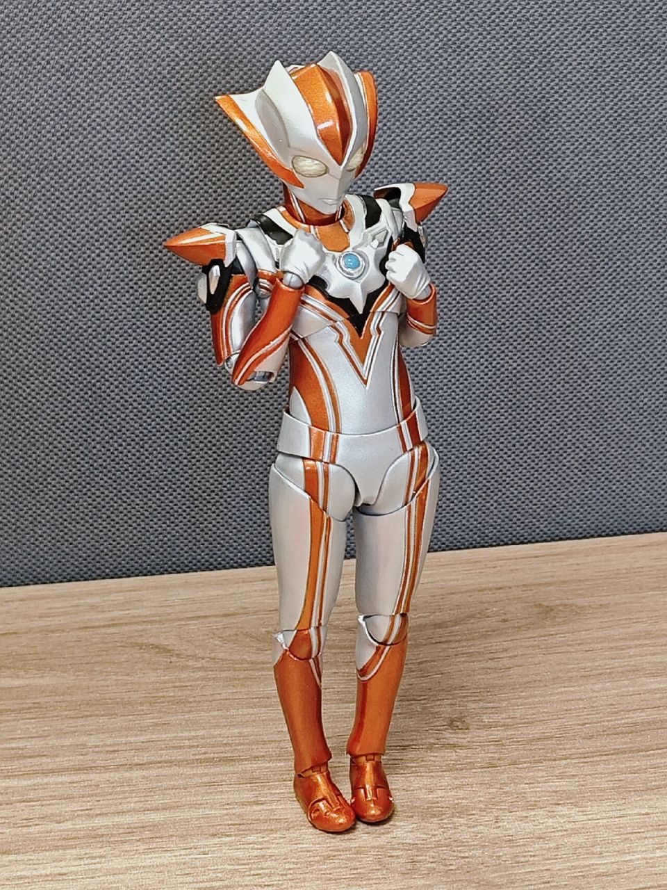 格丽乔奥特曼shf "happy~" 拿到手的第一感觉是很小巧,相比于男性