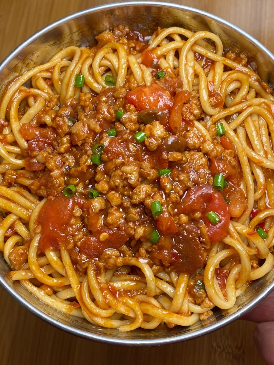 我妈做的番茄肉末炸酱面,从小吃到大,面条q弹爽滑,每一根面条都裹着