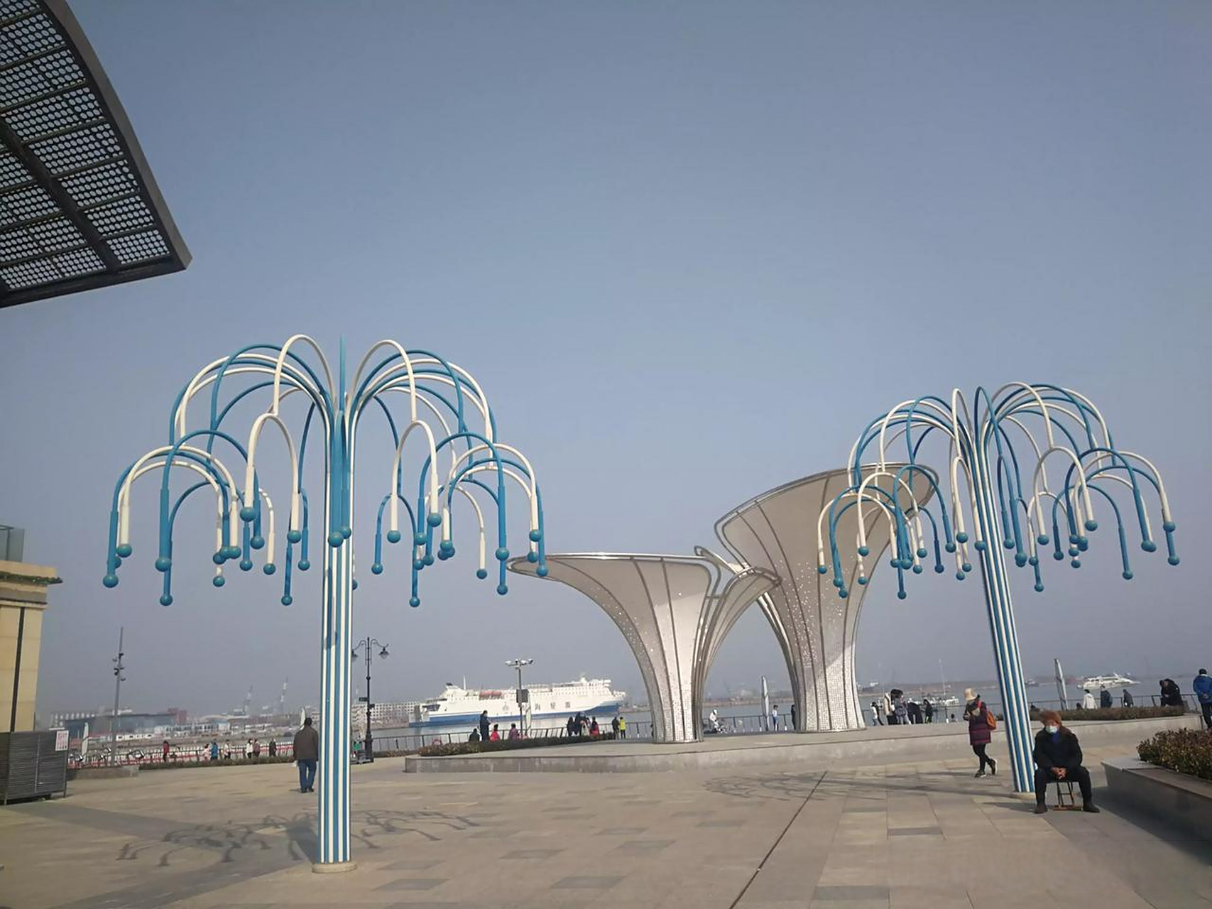 芝罘湾广场是以"立足芝罘,面向烟台,打造高端创新的生态渔市和商业