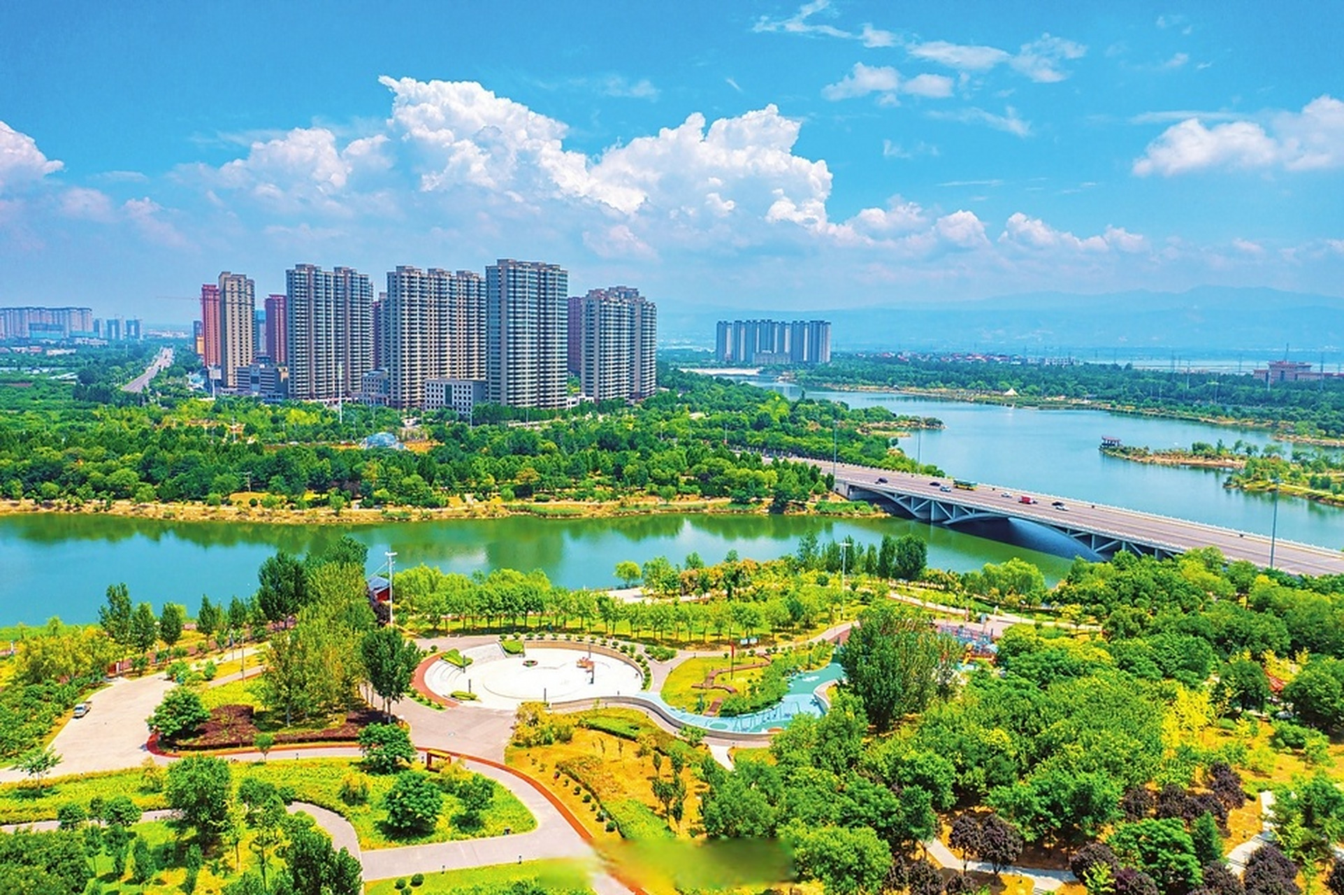 【风景如画】8月1日,运城市中心城区在蓝天白云的映衬下,宛如一幅美丽