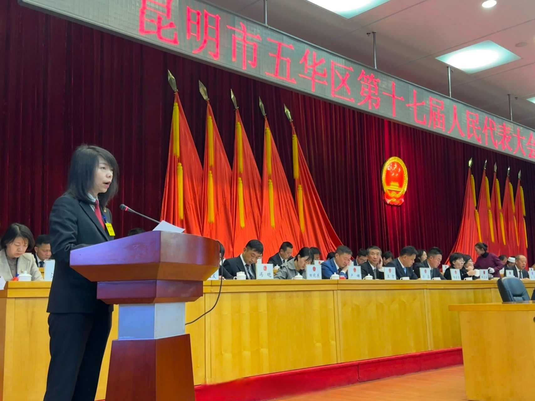 大会开幕式】昆明市五华区人民法院代理院长杨越作区人民法院工作报告