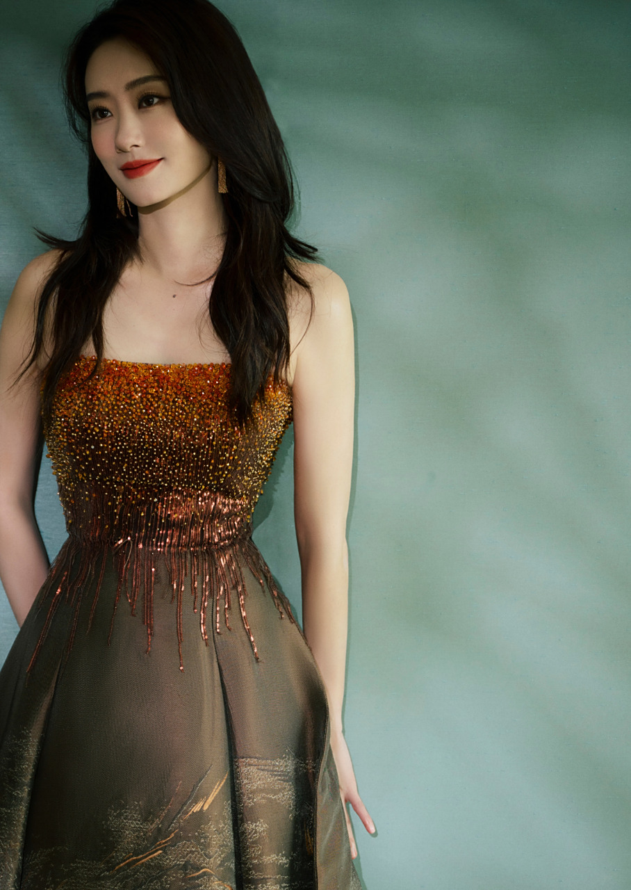 张小斐秋日浪漫写真图集:璀璨星河轻抚于礼裙之上,散发熠熠光彩!