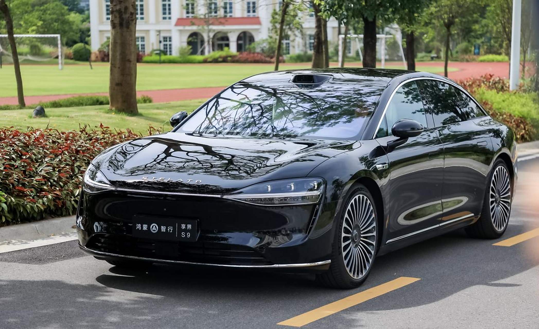 享界s9亮相华为开发者大会,余承东邀请微博ceo王高飞一同试乘享界s9.