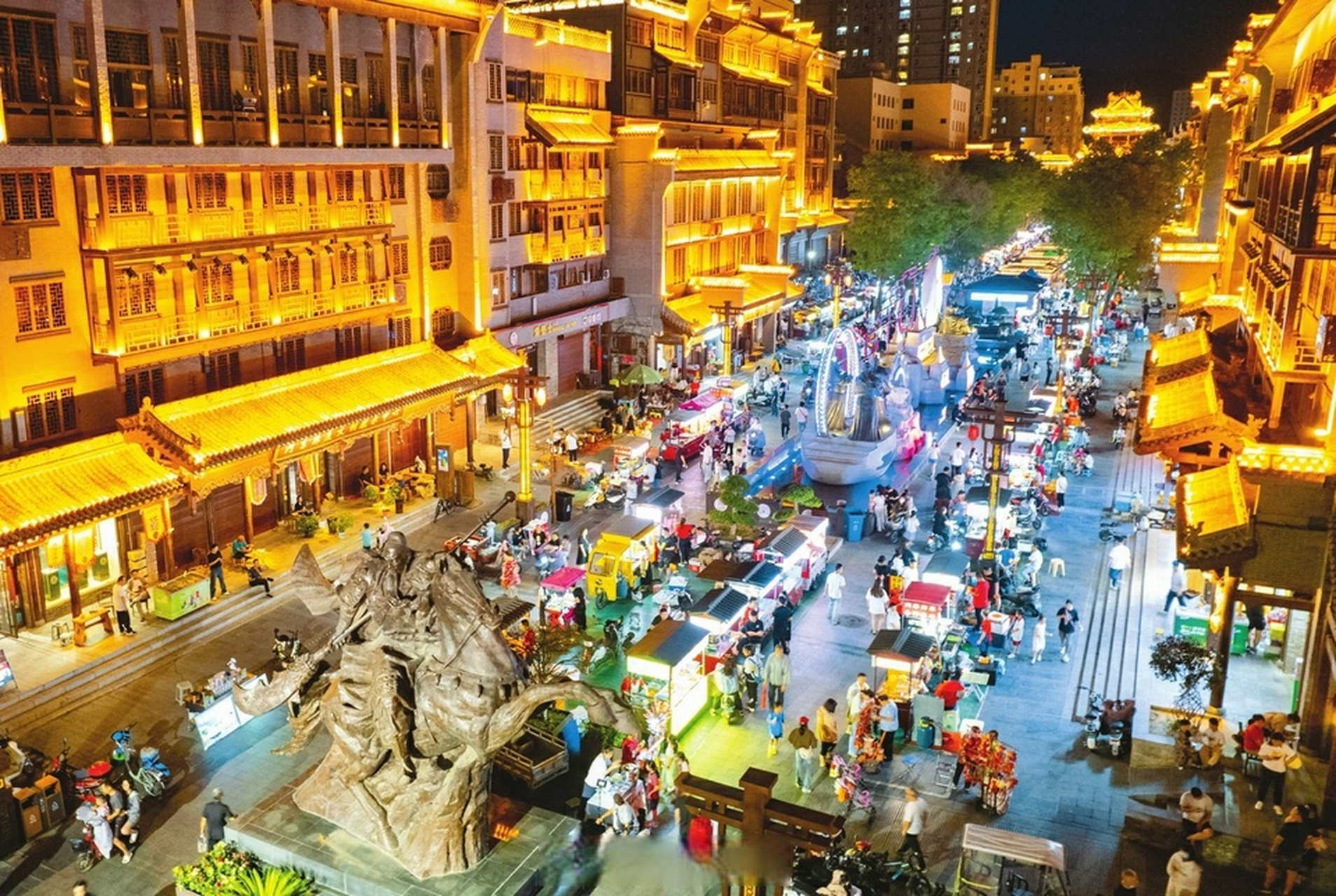 【释放消费新活力 带活特色摊位】近日,运城市盐湖区盬街夜市灯火璀璨