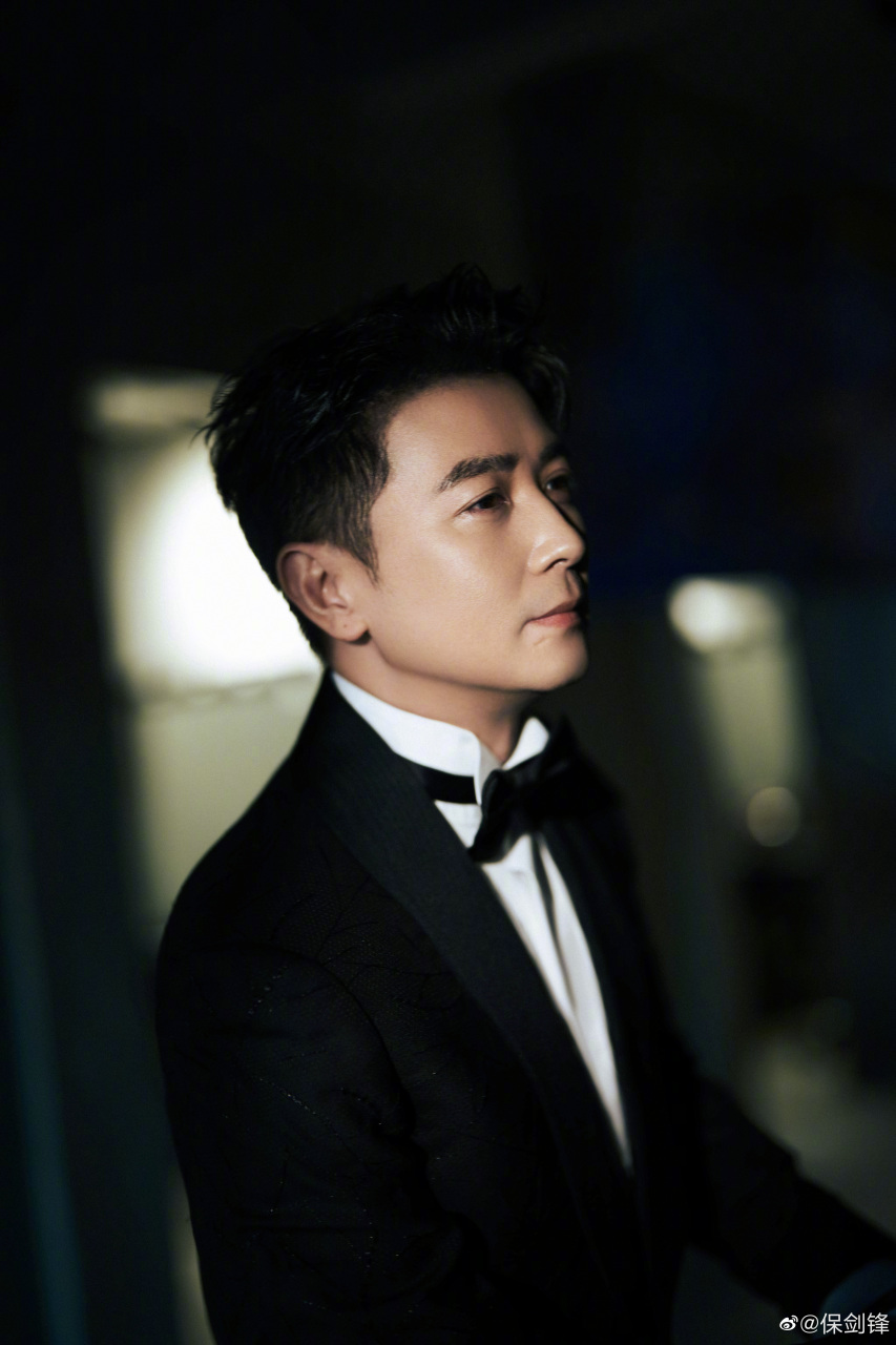 配合宣传发点照片#明星剧好玩##保剑锋的多云日记