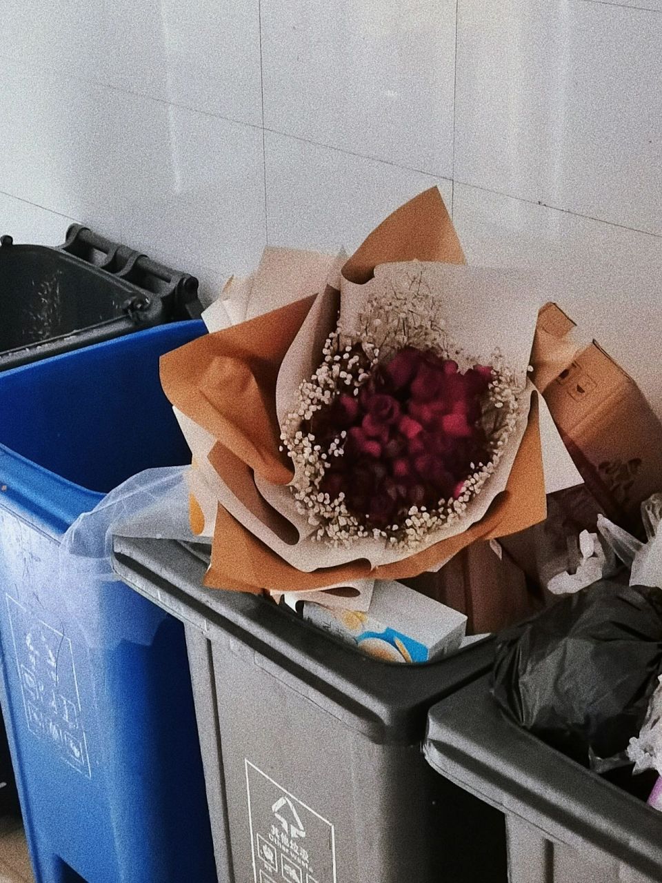 垃圾桶都收到花了～ 下楼扔垃圾的时候看到一捧花孤零零的躺在垃圾桶