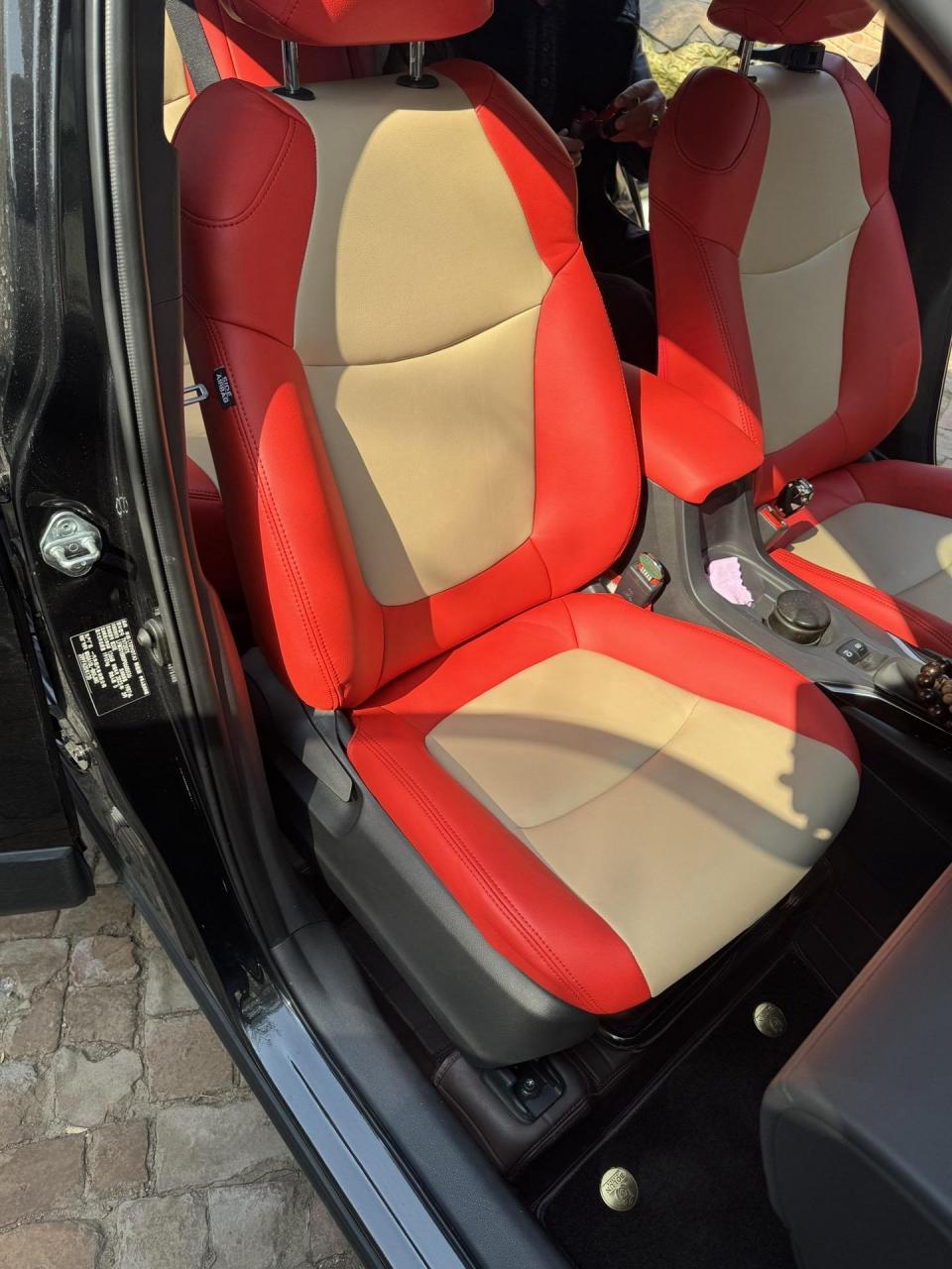 丰田锐放  升级真皮座椅 红色和米色的 极致碰撞 视觉盛宴 喜欢的老铁