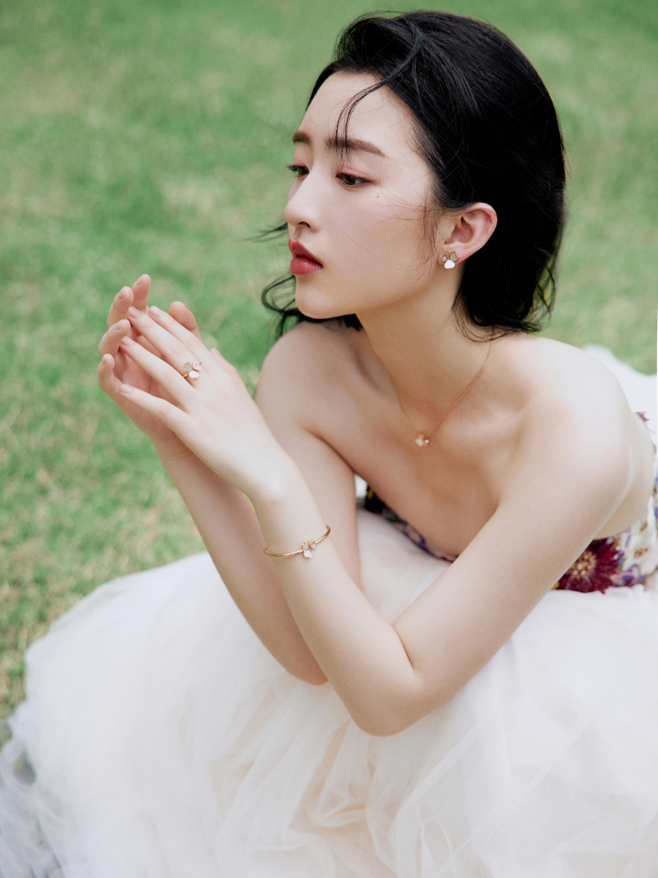 邓恩熙鲜花礼服裙,清丽曼妙,轻盈娇俏