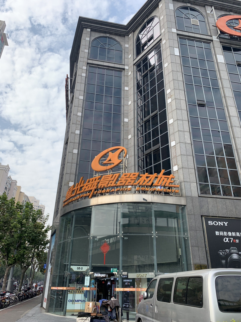 abc三个区域. 主要是各个品牌的专卖店.佳能尼