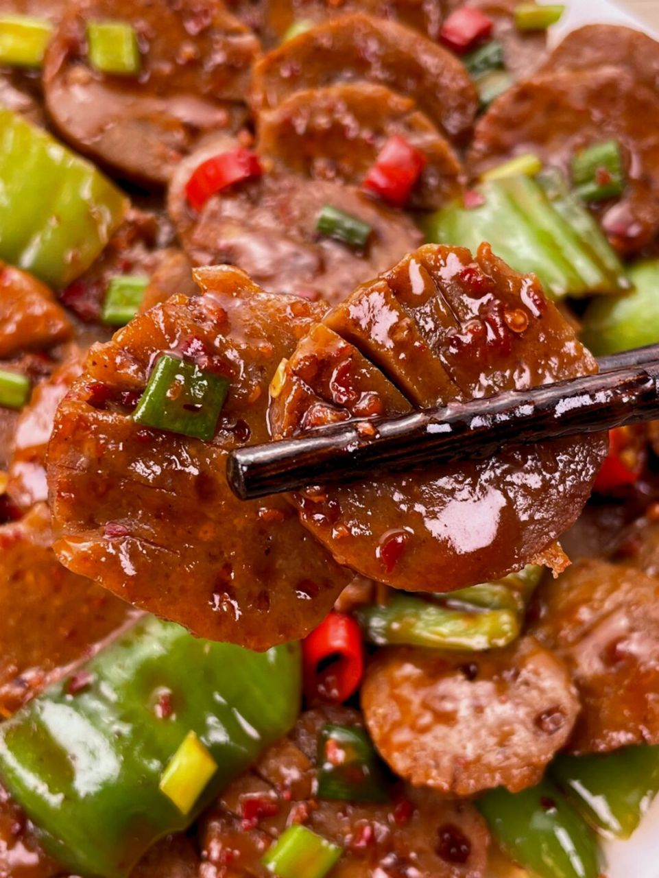 食材 牛肉丸,青辣椒,小米辣,大蒜,生姜 做法1牛肉丸自然解冻,切成厚