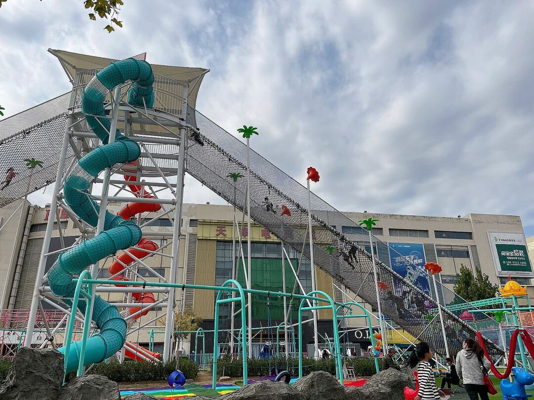 精武嘉年华主题乐园 地址在西青区天津电商城中心广场 导航直接就能到