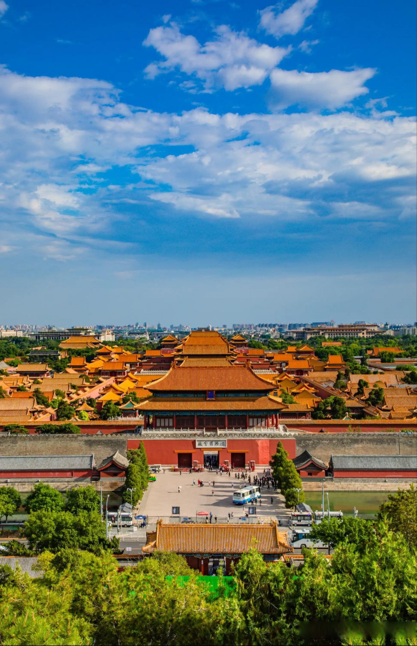 紫禁之巅 《俯瞰北京中轴线》 鸟瞰故宫四四方, 绿树红墙沐晴光, 昔为