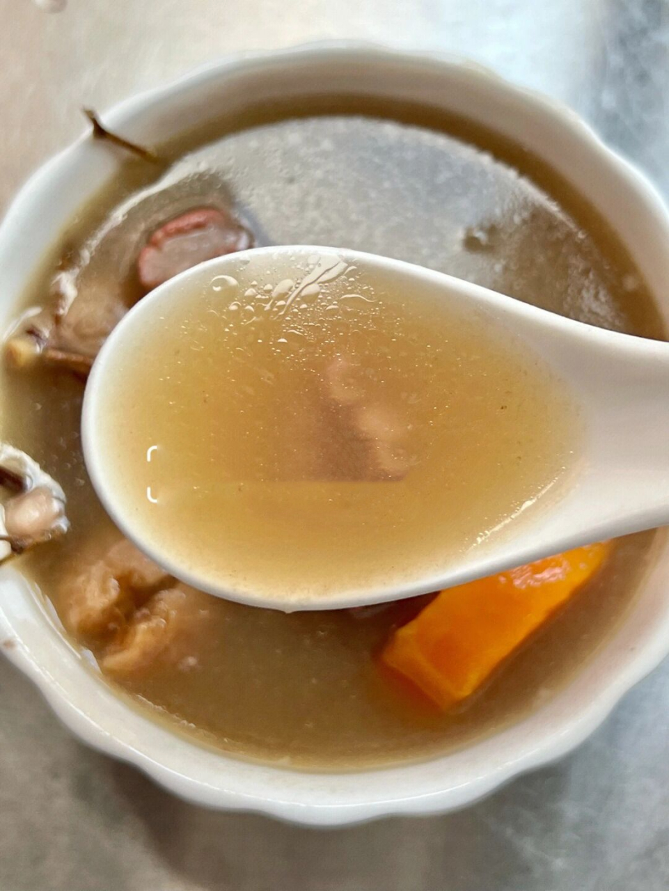 99鸡骨草猪骨汤养肝又祛湿91 鸡骨草猪骨汤是广东非常有名的煲汤