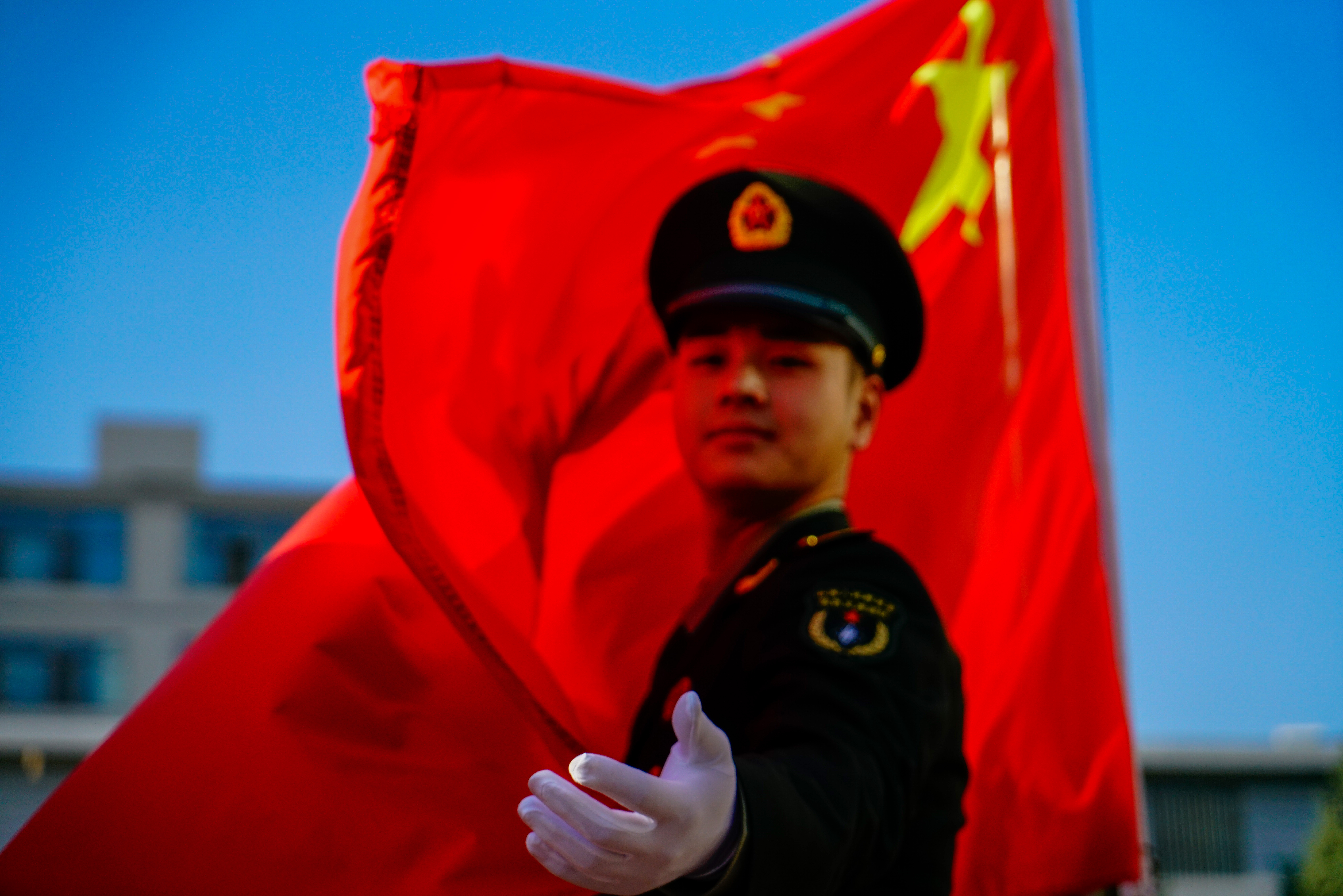 一张张青涩脸庞在国旗前流露真情,崇敬的眼神是对