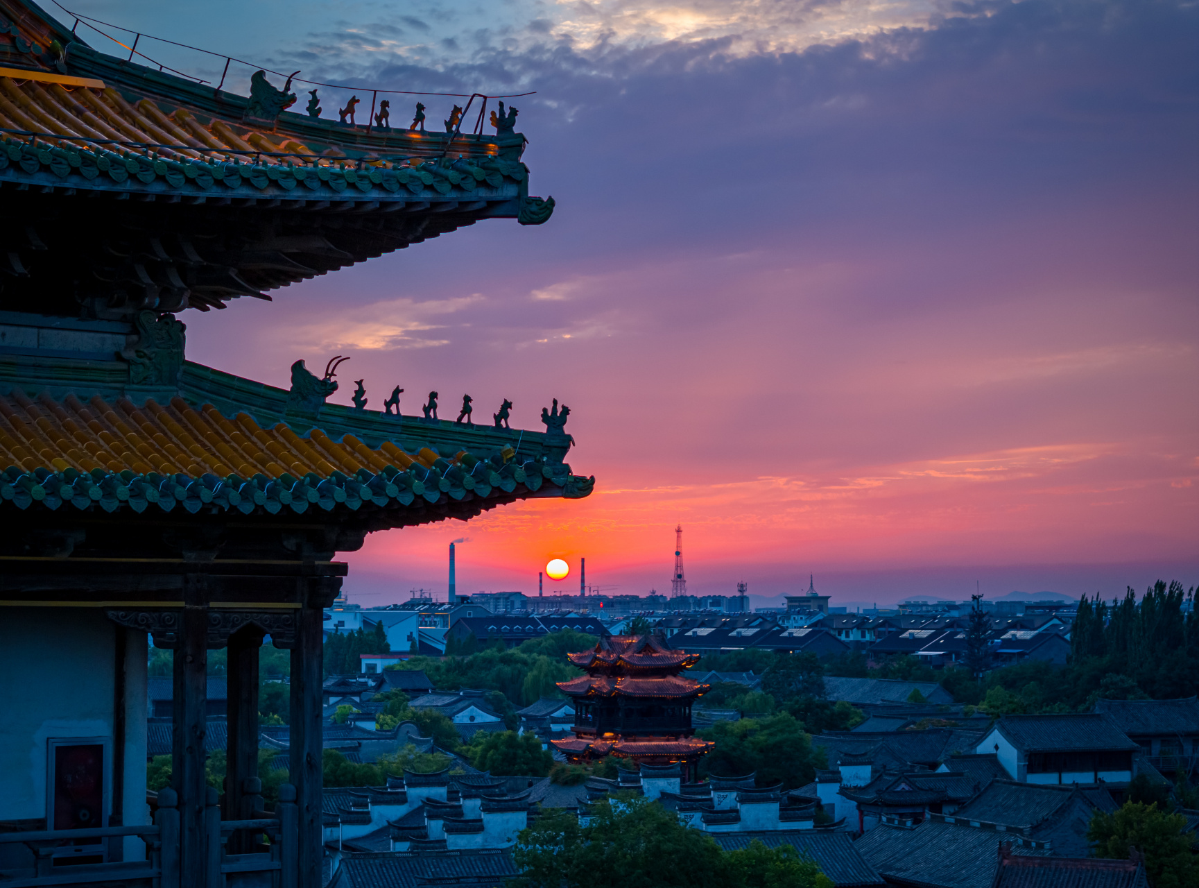 【枣庄台儿庄古城:落日余晖 晚霞美景】盛夏时节,台儿庄古城迎来绚丽