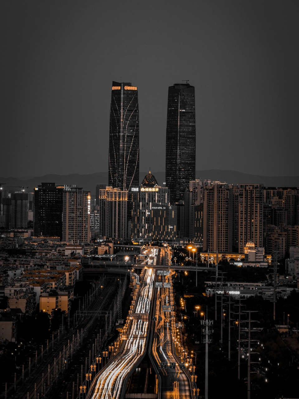 昆明万达双塔,爬楼的快乐 绝佳的万达双塔拍摄位置,位置很好找,在西山