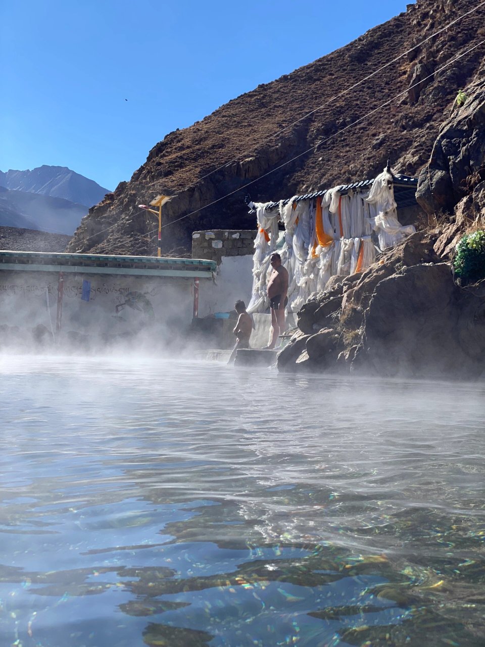 海拔3900米泡个温泉吧 沃卡温泉,温泉位于西藏山南市桑日县,距离市区